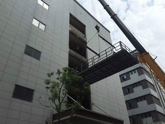 设备使用吊篮吊装上楼